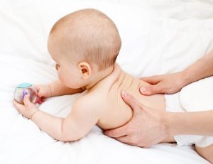 il massaggio infantile può favorire il miglioramento del sistema immunitario del tuo bambino